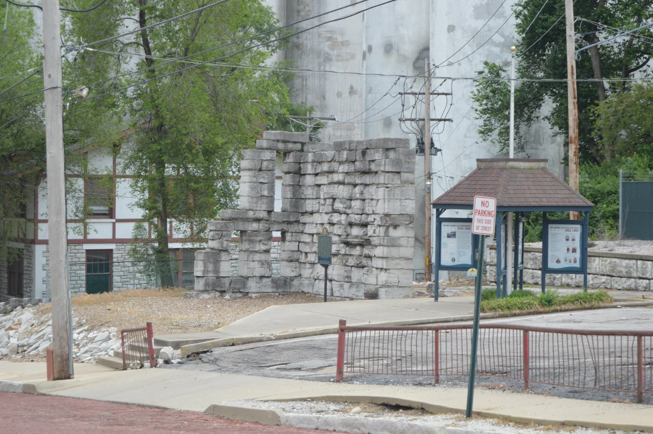 Overview of the Alton Military Prison Site, located on the western side of William Street north of Broadway in Alton, Illinois, United States. Built in 1833 as a state prison and used as a prison-of-war camp during the Civil War, it is listed on the National Register of Historic Places.