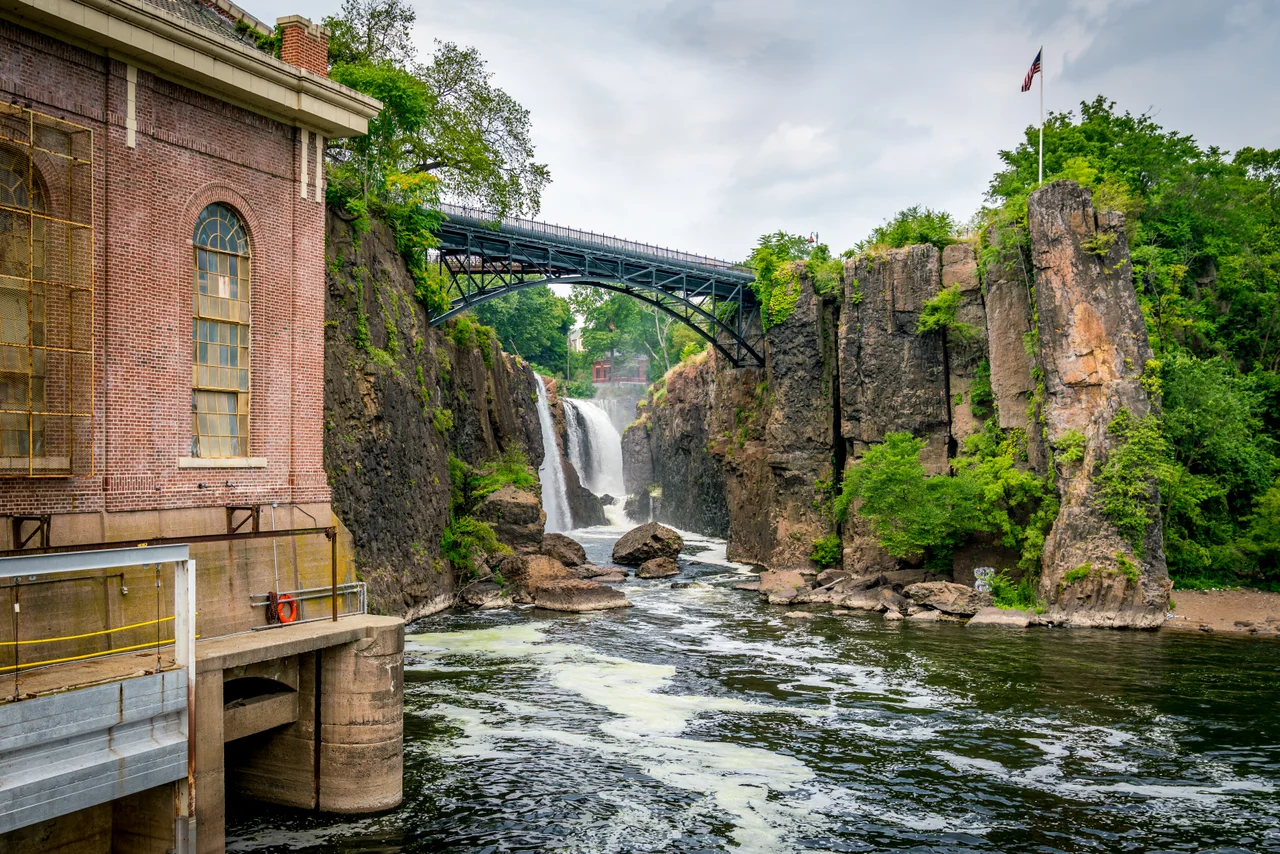 This is an image of a place or building that is listed on the National Register of Historic Places in the United States of America. Its reference number is 70000391 (Wikidata).
Paterson, New Jersey, United States.