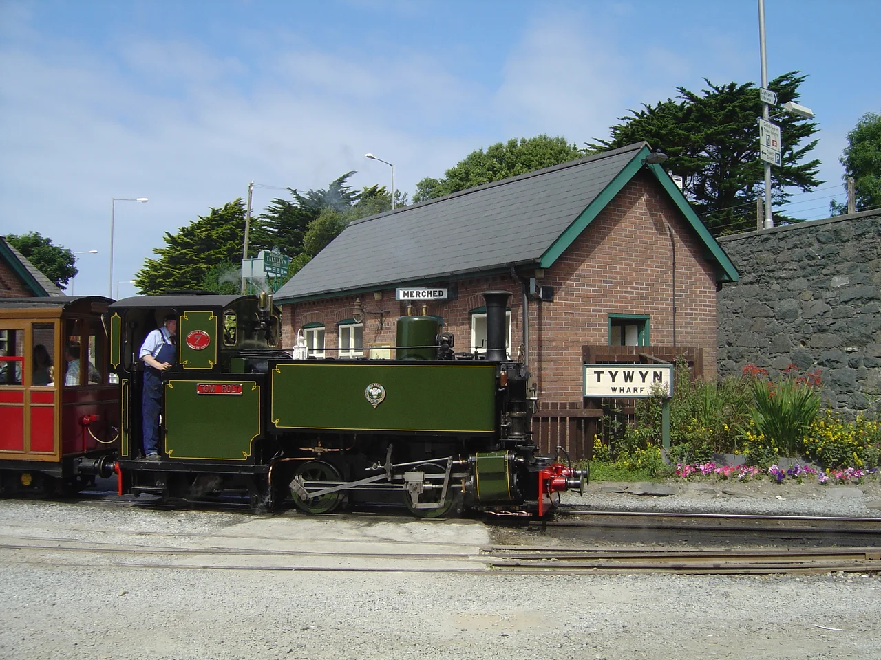 Talyllyn Railway Number 7: Tom Rolt at Tywyn Wharf
Cymraeg: Rheilffordd Talyllyn Injan Rhif 7 Tom Rolt yng ngorsaf Tywyn Wharf
Deutsch: Talyllyn Railway: Lok Nr. 7 Tom Rolt im Bahnhof Tywyn Wharf