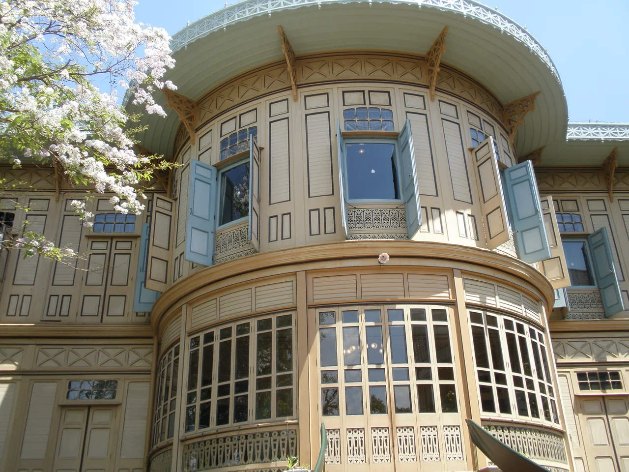 Partie de la façade du Palais céleste, le palais Vimanmek à Bangkok