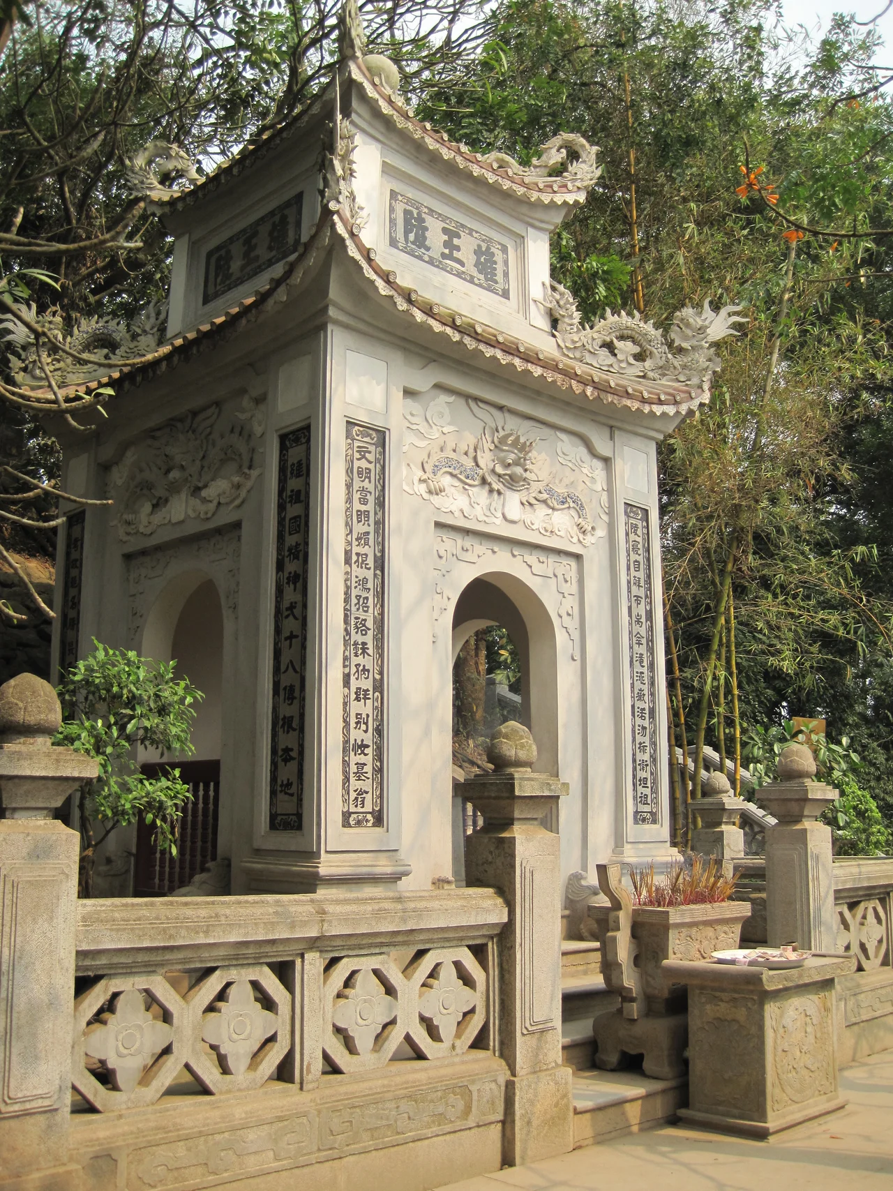 Lăng vua Hùng (xây vào năm 1870) ở đền Hùng, Việt Trì, Phú Thọ.