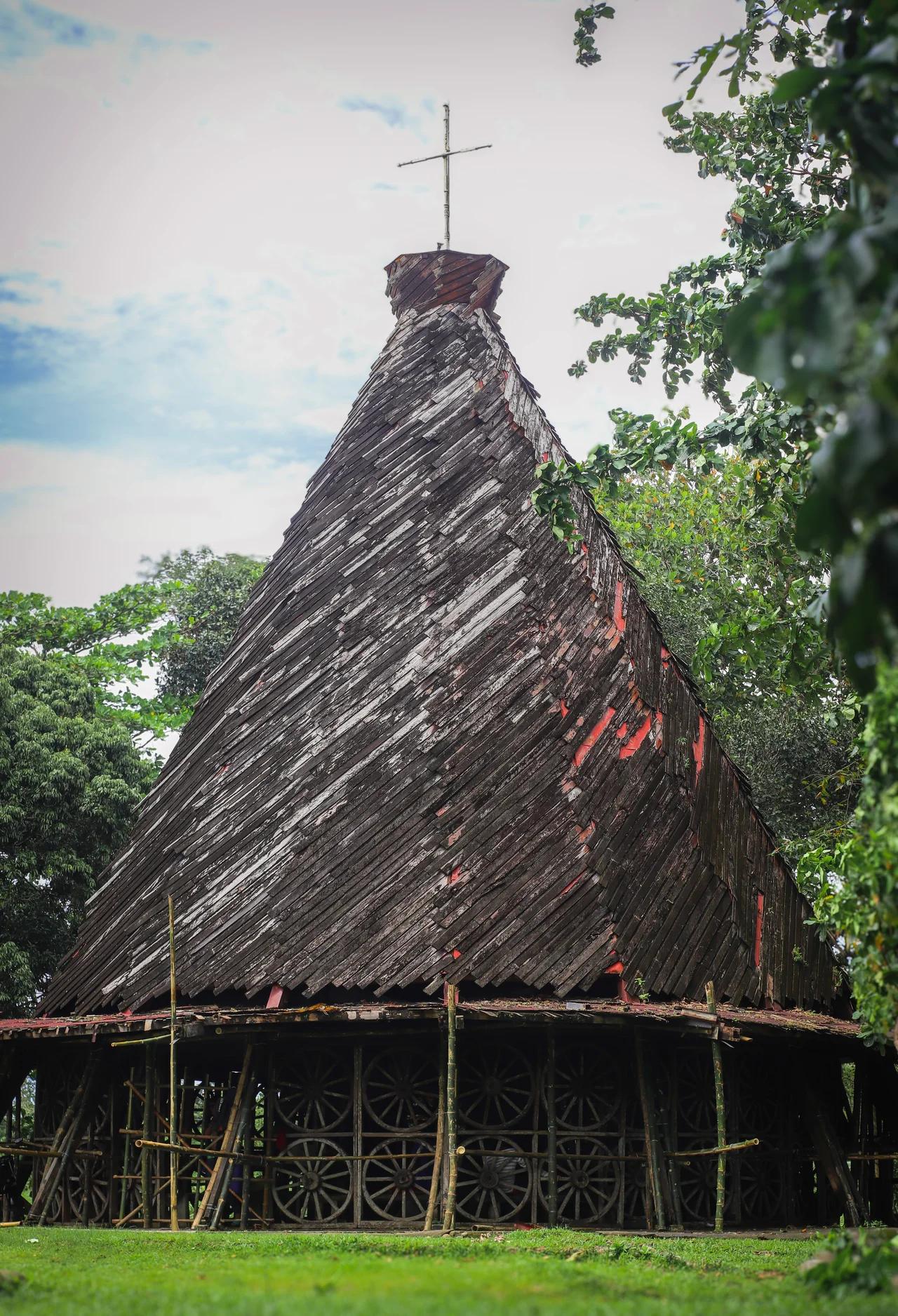 Built during the hacienda days of the 1960s, it is probably the most native-looking of all Philippine churches. Built by secular priest Msgr. Guillermo “Gigi” Gaston for the farm’s workers, its farming motif is reflected in its facade made mainly from various farm implements including plows, mortar (candle holders) and pestles (a holy water container), all indigenous to Hacienda Rosalia, as well as margaha sand and rocks from the nearby seashore. The chapel’s benches were each made with slabs of hardwood by families who attended the mass.