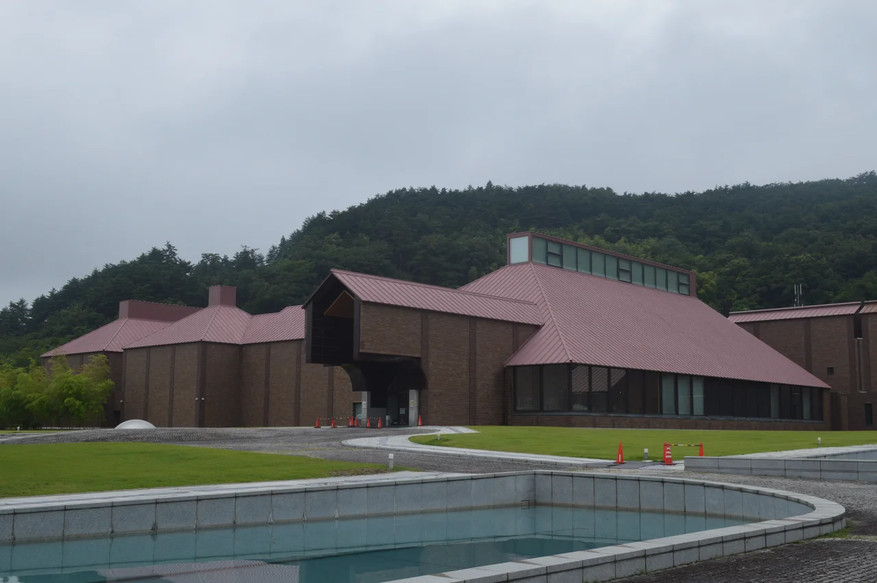 福島県福島市森合字西養山1番地にある福島県立美術館。